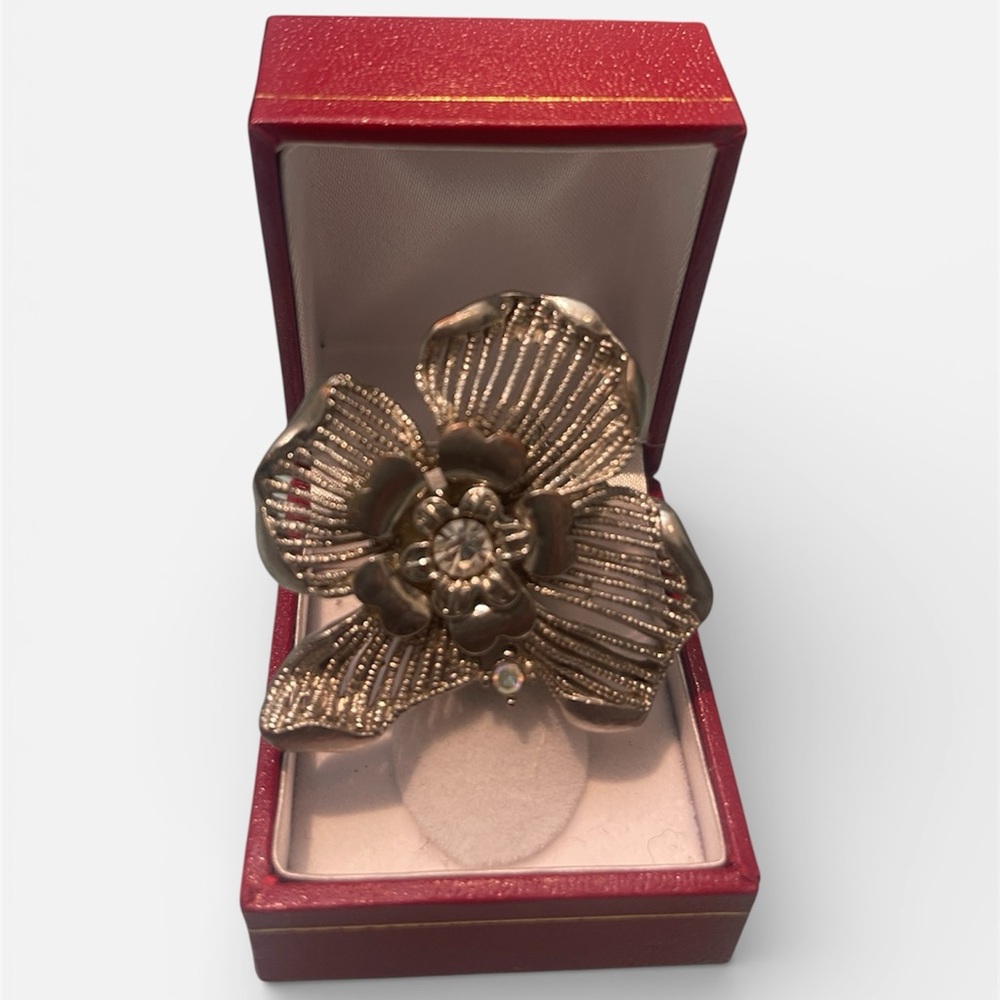 Stunning Silver Floral Ring